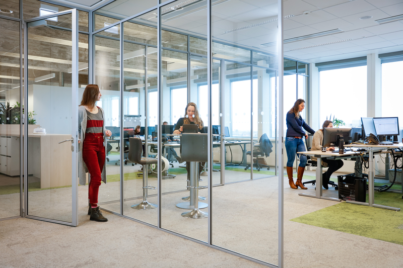 Vrouw die blij glimlacht